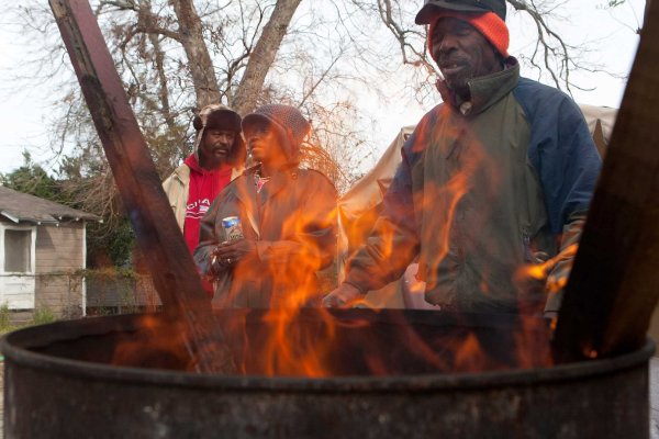 Американские бомжи у бочки
