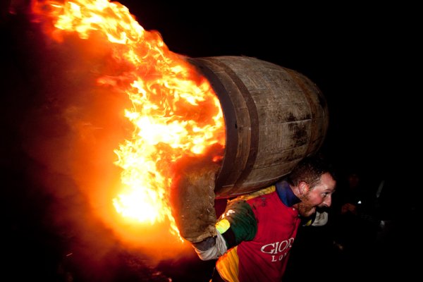 Поджигание бочек с дегтем в Финляндии