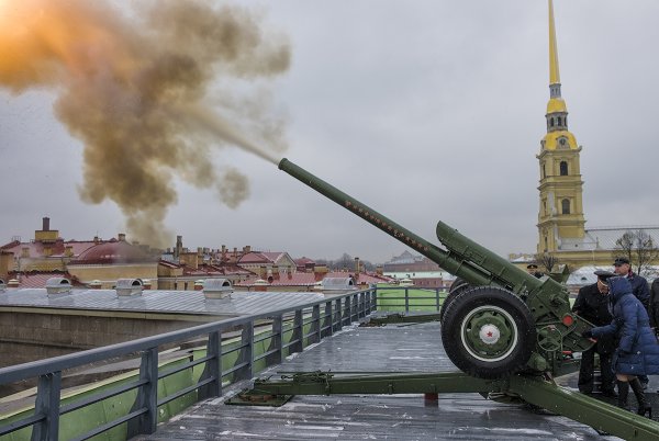 Пушки Петропавловской крепости в Санкт-Петербурге