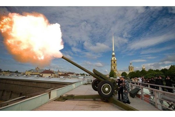 Полуденный выстрел с Петропавловской крепости