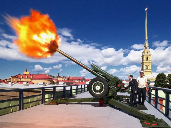 Залп пушки в Петропавловской крепости