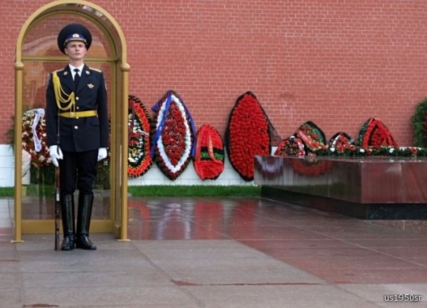 Могила неизвестного солдата у кремлевской стены Почетный караул