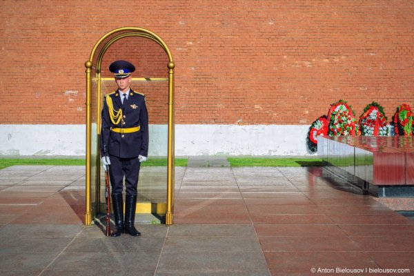 Почётный караул у могилы неизвестного солдата