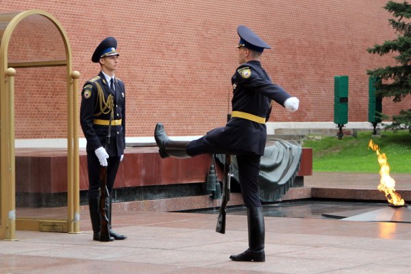 Почётный караул у вечного огня в Москве