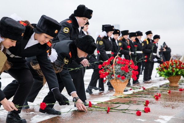 Почетный караул кадетов у вечного огня Волгоград