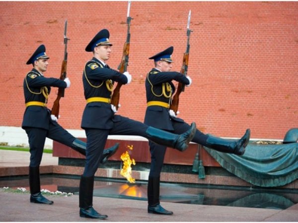 Почетный караул у могилы неизвестного солдата в Москве