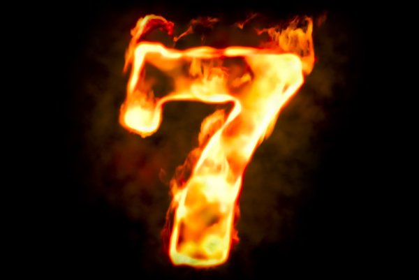 Цифра 7 красная с огнем