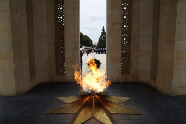 Баку аллея Шахидов вечный огонь