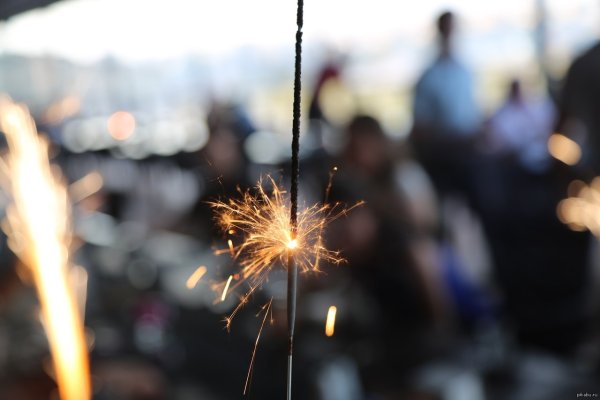 Горящий бенгальский огонь