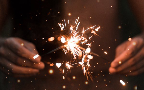 Бенгальский огонь в руке