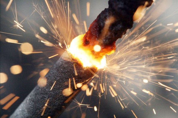 Горящая петарда