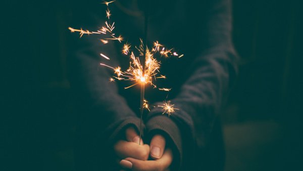 Бенгальский огонь в руке