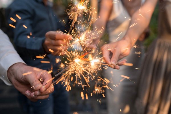 Бенгальский огонь в руке