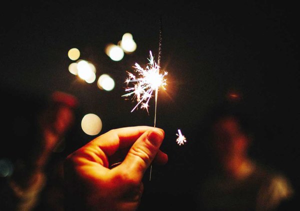 Бенгальский огонь в руке