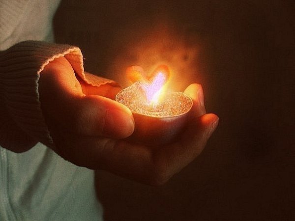 Огненное сердце на ладони