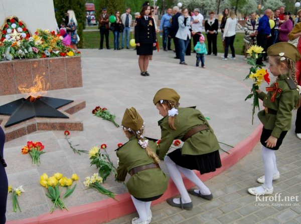 Цветы у вечного огня