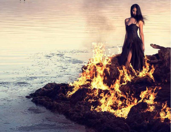 Девушка брюнетка в огне