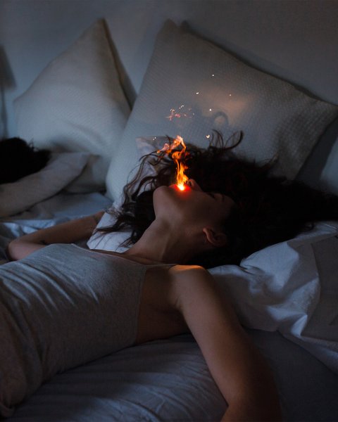 Брюнетка в огне