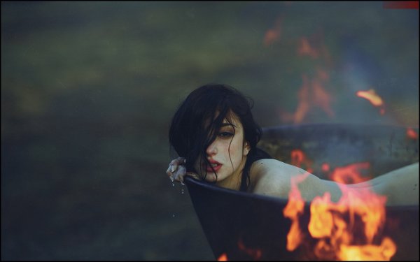 Девушки в котле на костре