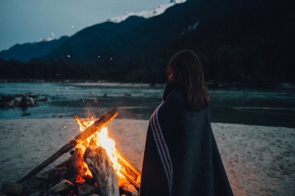 Девушка у костра ночью