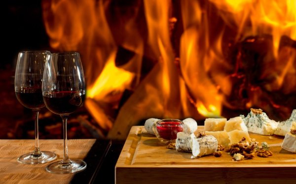 Камин и вино