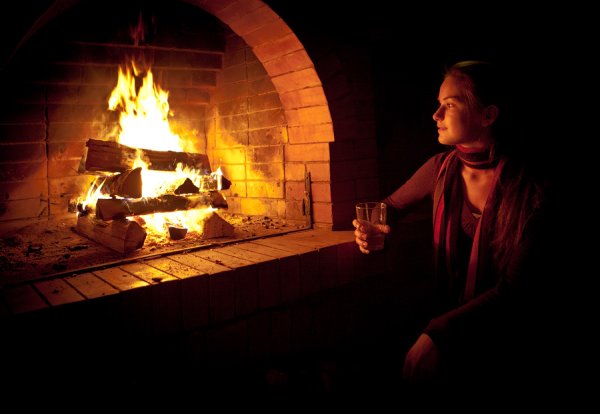 У камина в темноте