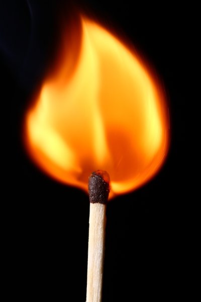 Горящая спичка