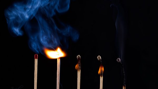 Горящая спичка