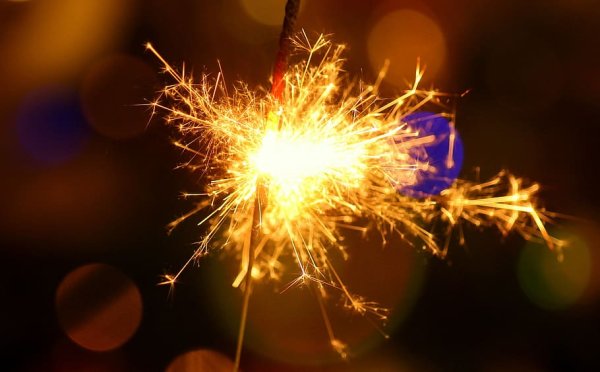 Картинки на рабочий стол новогодние бенгальские огни