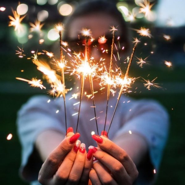 Бенгальский огонь в руке