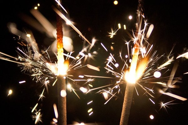 Салют петарда бенгальский огонек