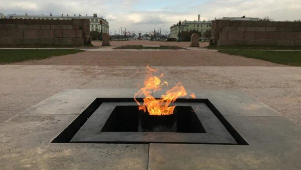 Вечный огонь Марсово поле в Санкт-Петербурге