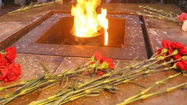 Вечный огонь в Санкт-Петербурге на Марсовом
