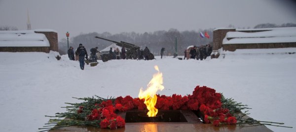 Вечный огонь на Марсовом поле в Санкт-Петербурге