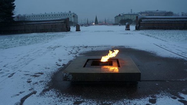 Вечный огонь на Марсовом поле в Санкт-Петербурге зима