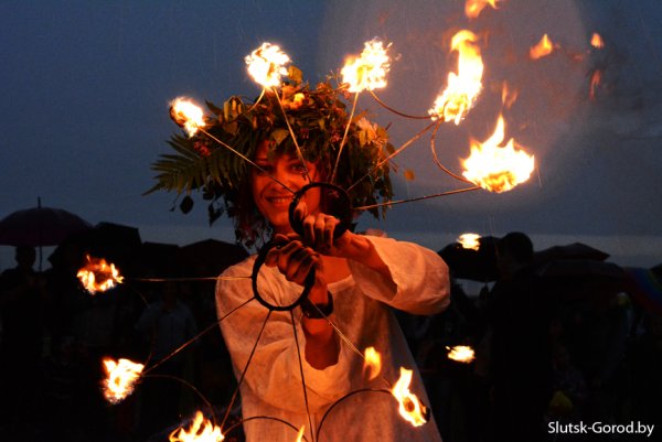 Человек радуется огню