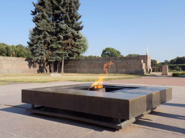 Вечный огонь на Марсовом поле в Санкт-Петербурге