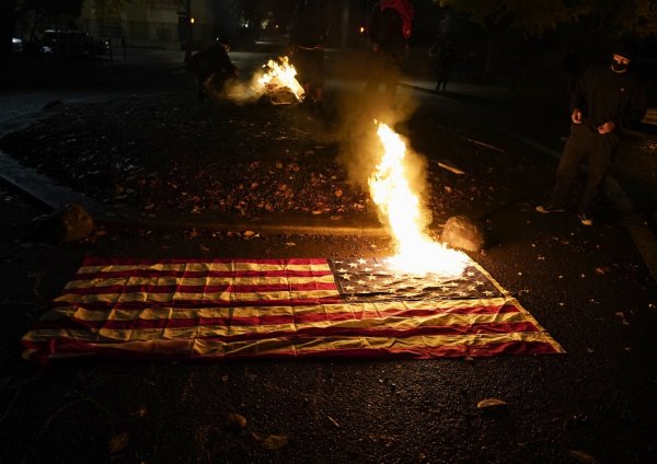 Горящий флаг США