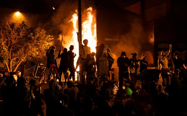 Миннеаполис горящий полицейский участок