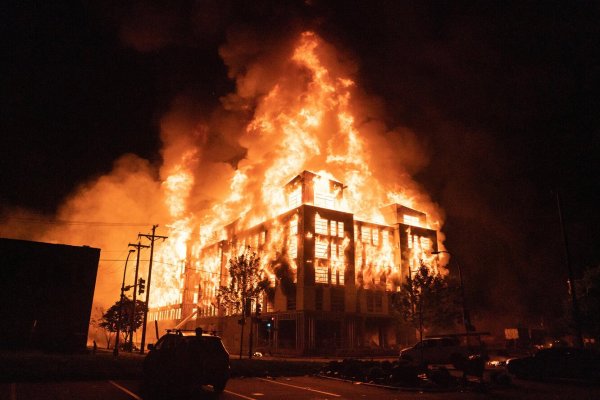 Миннеаполис горящий полицейский участок