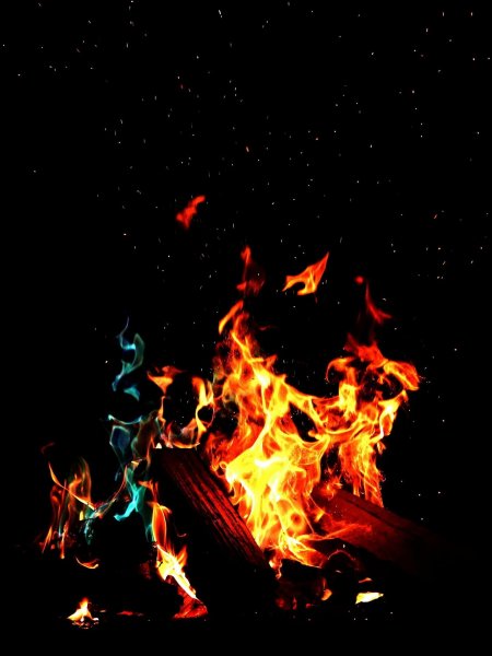 Огонь на черном фоне