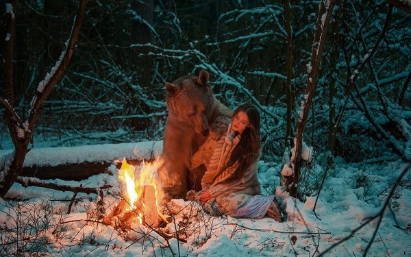 Девушка у костра в зимнем лесу