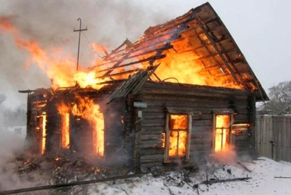 Горящий деревенский дом