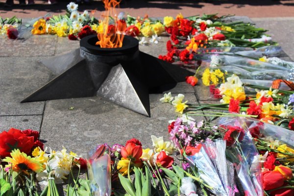 Нижнекамск вечный огонь на площади Победы