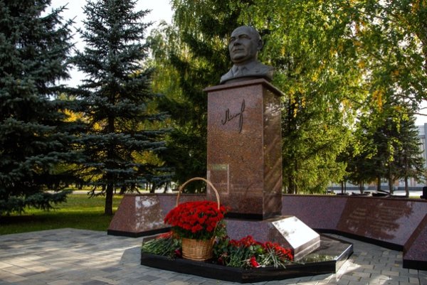 Памятник Николаю Васильевичу Лемаеву