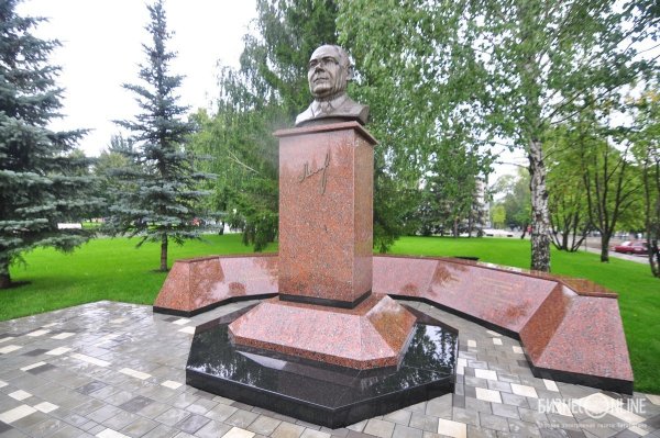 Сквер Лемаева Нижнекамск памятник