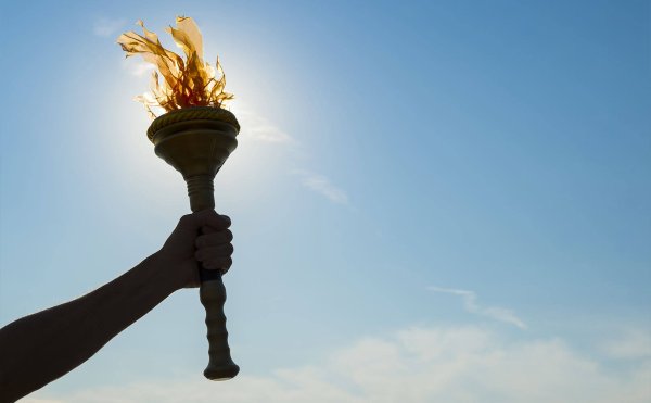 Олимпийский факел в руке