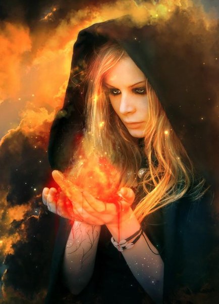 Ведьма с огнем в руках