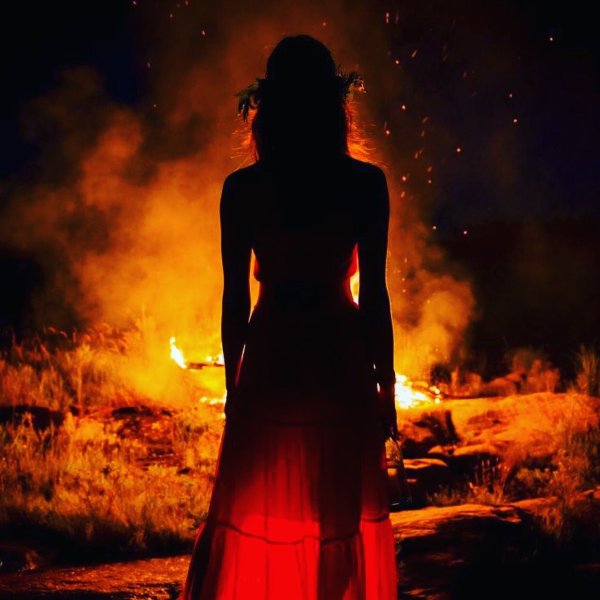 Девушка в горящем доме