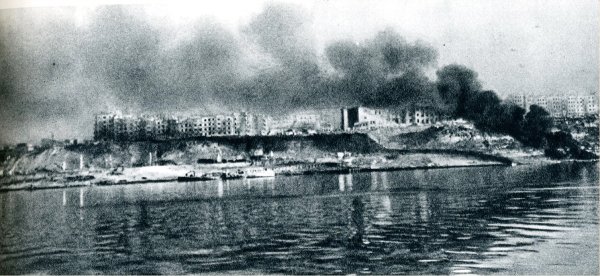 Сталинград 1942 горящая Волга